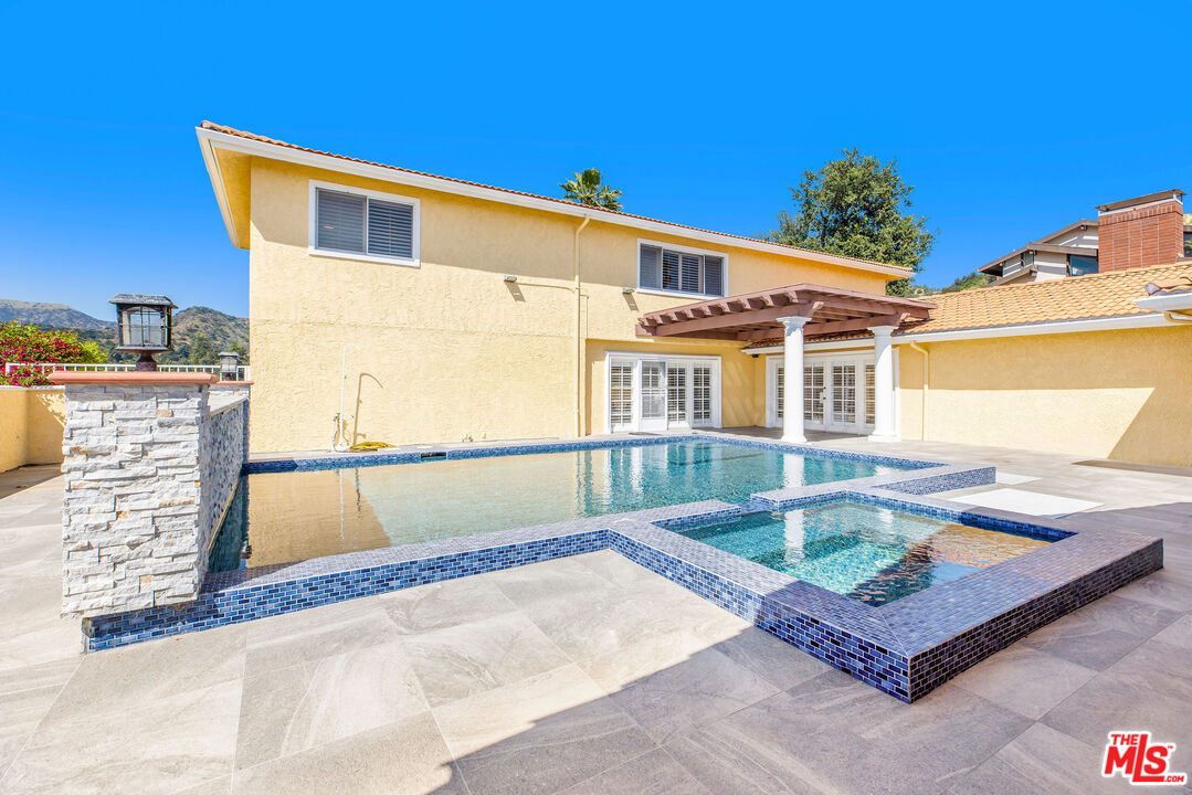 2315 N Hobart Blvd