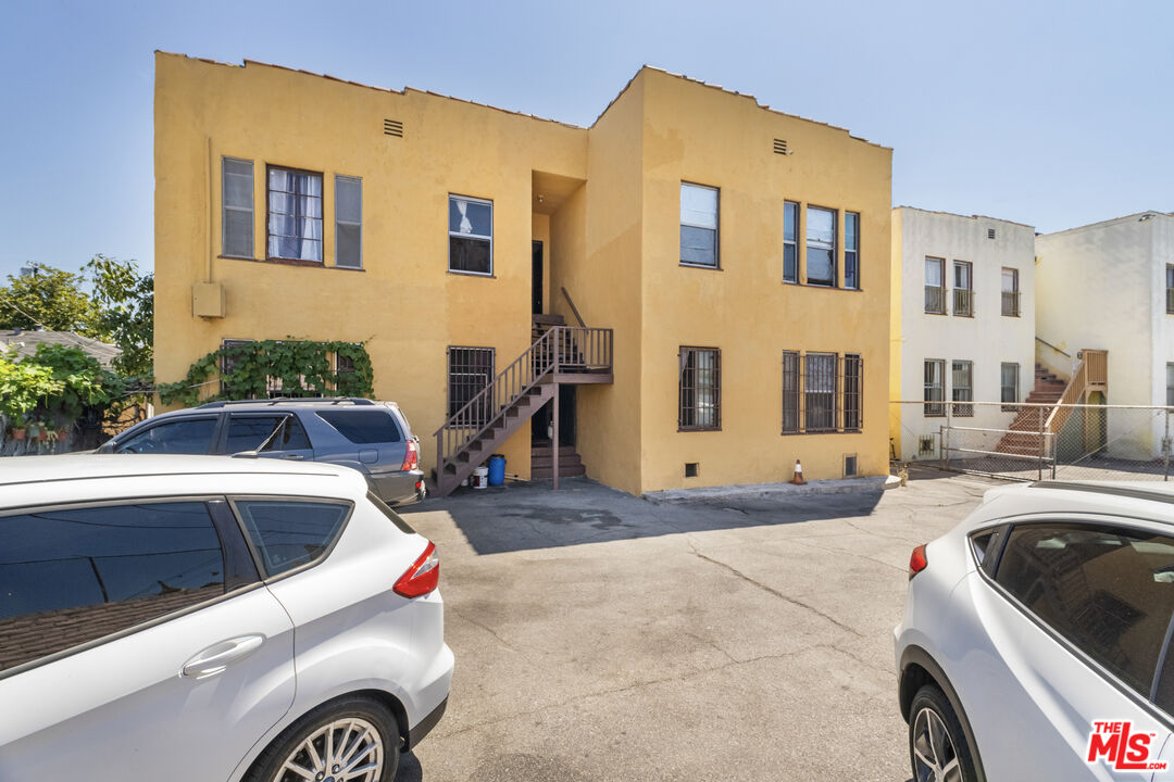 2717 S Budlong Ave