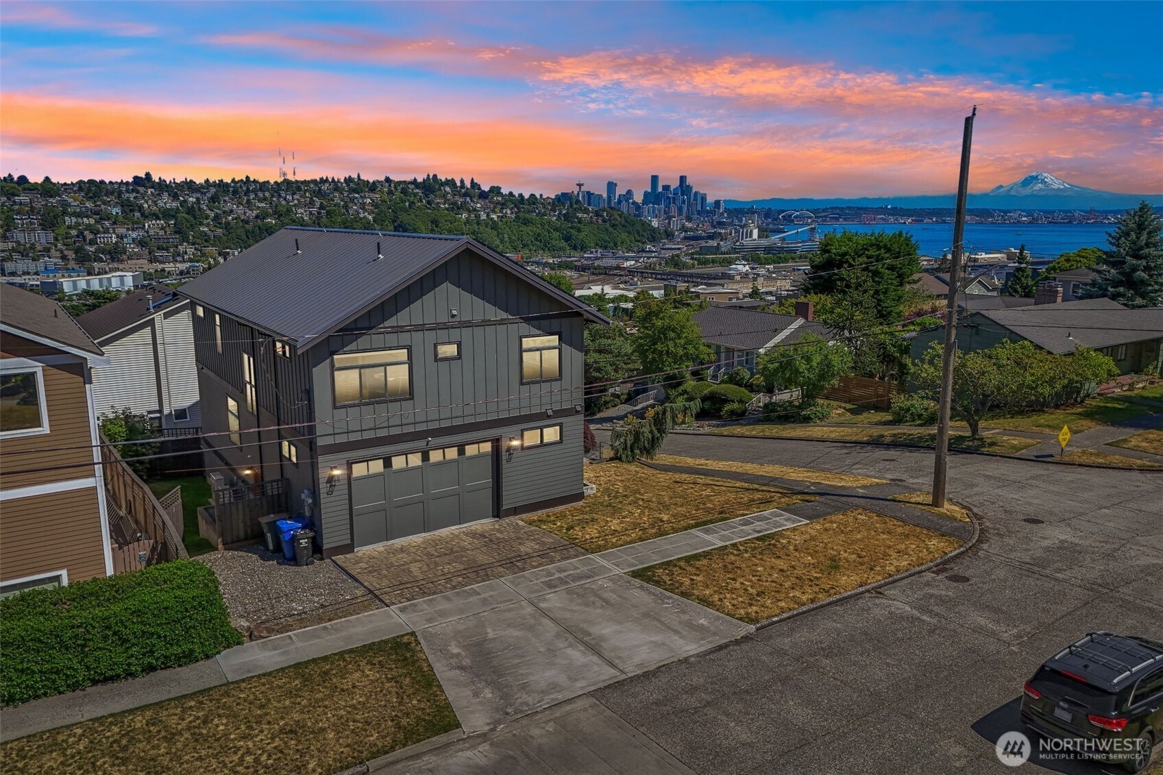 2460 W Lynn Street
