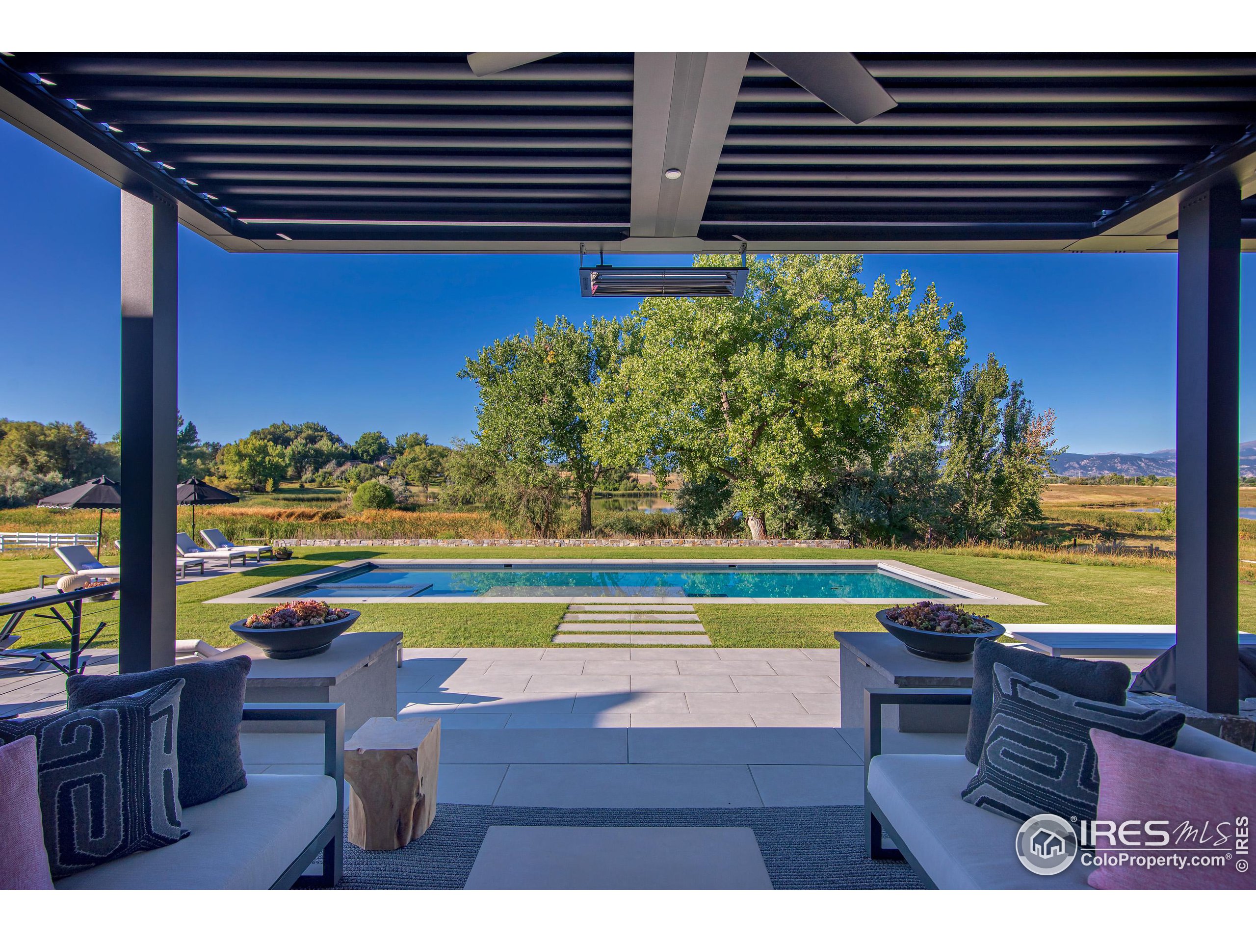 8802 Lakeside Ct