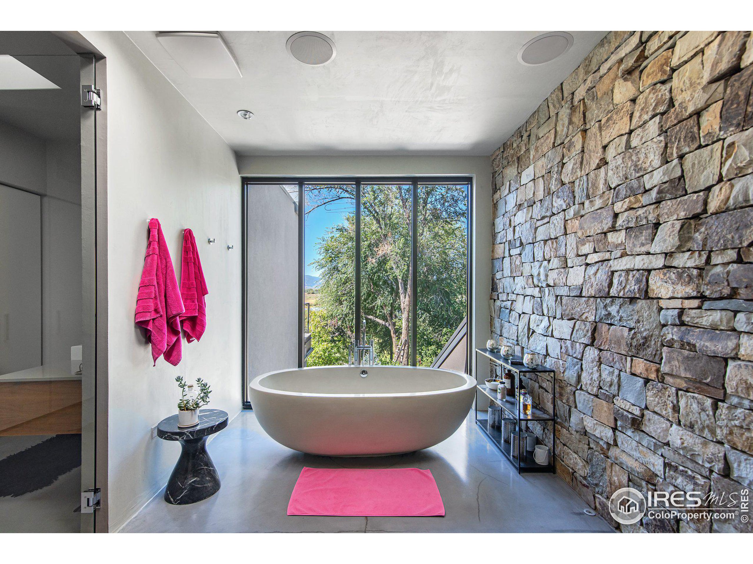 8802 Lakeside Ct