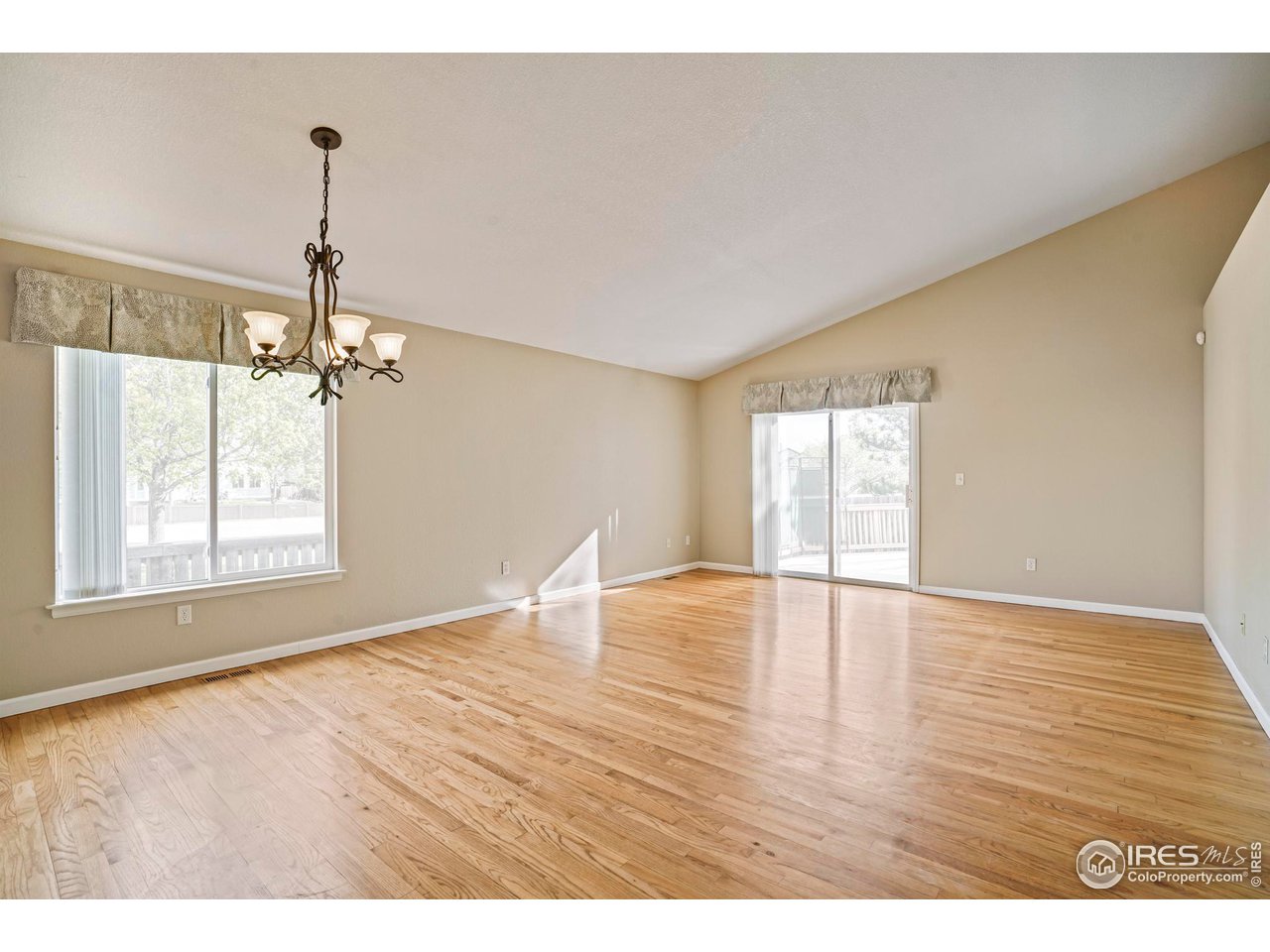 1728 Clover Creek Dr