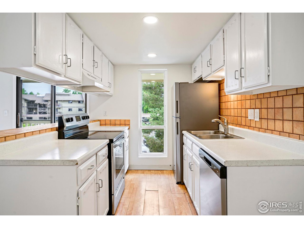 645 Manhattan Pl 206