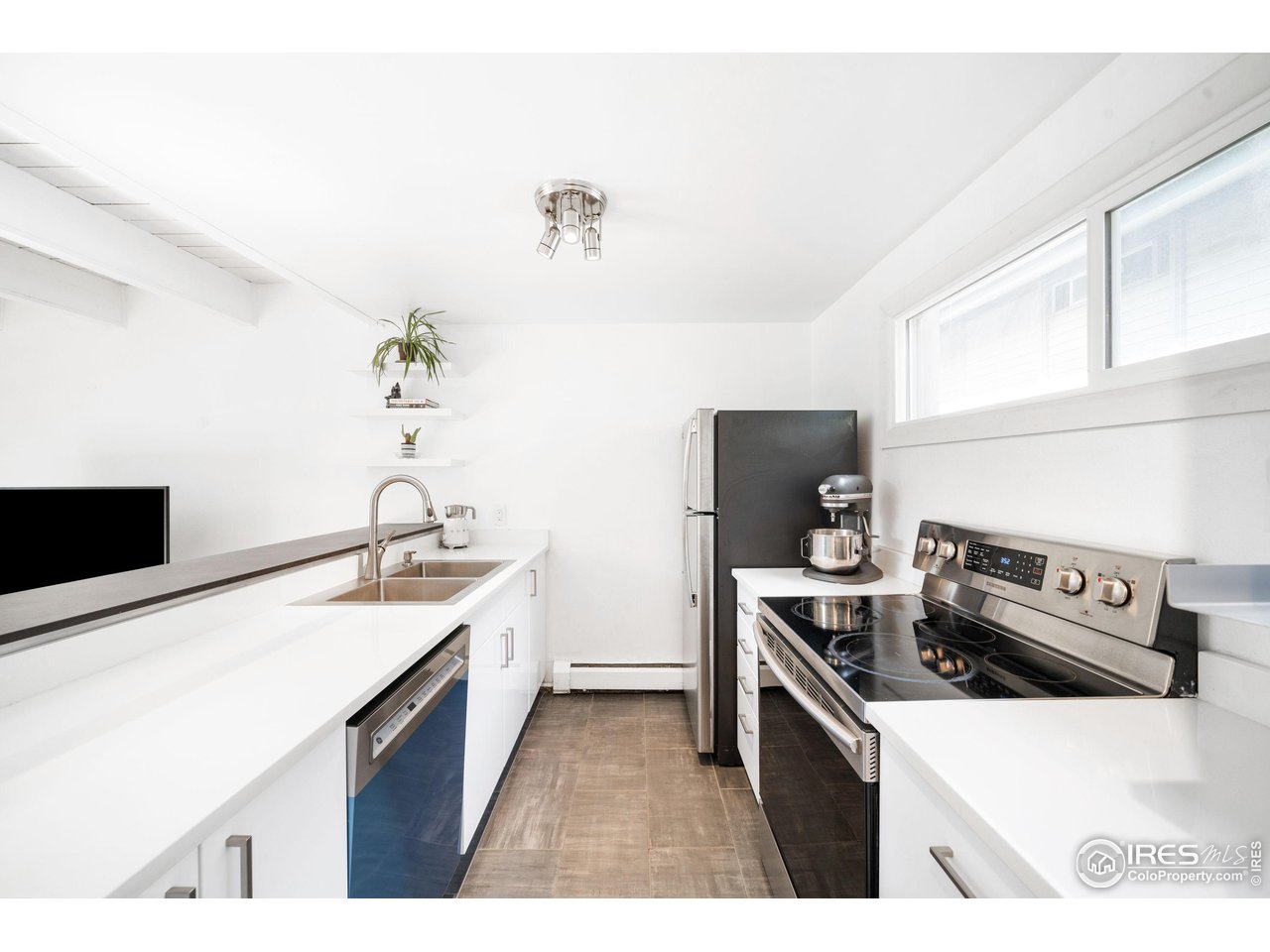 1842 Canyon Blvd 211