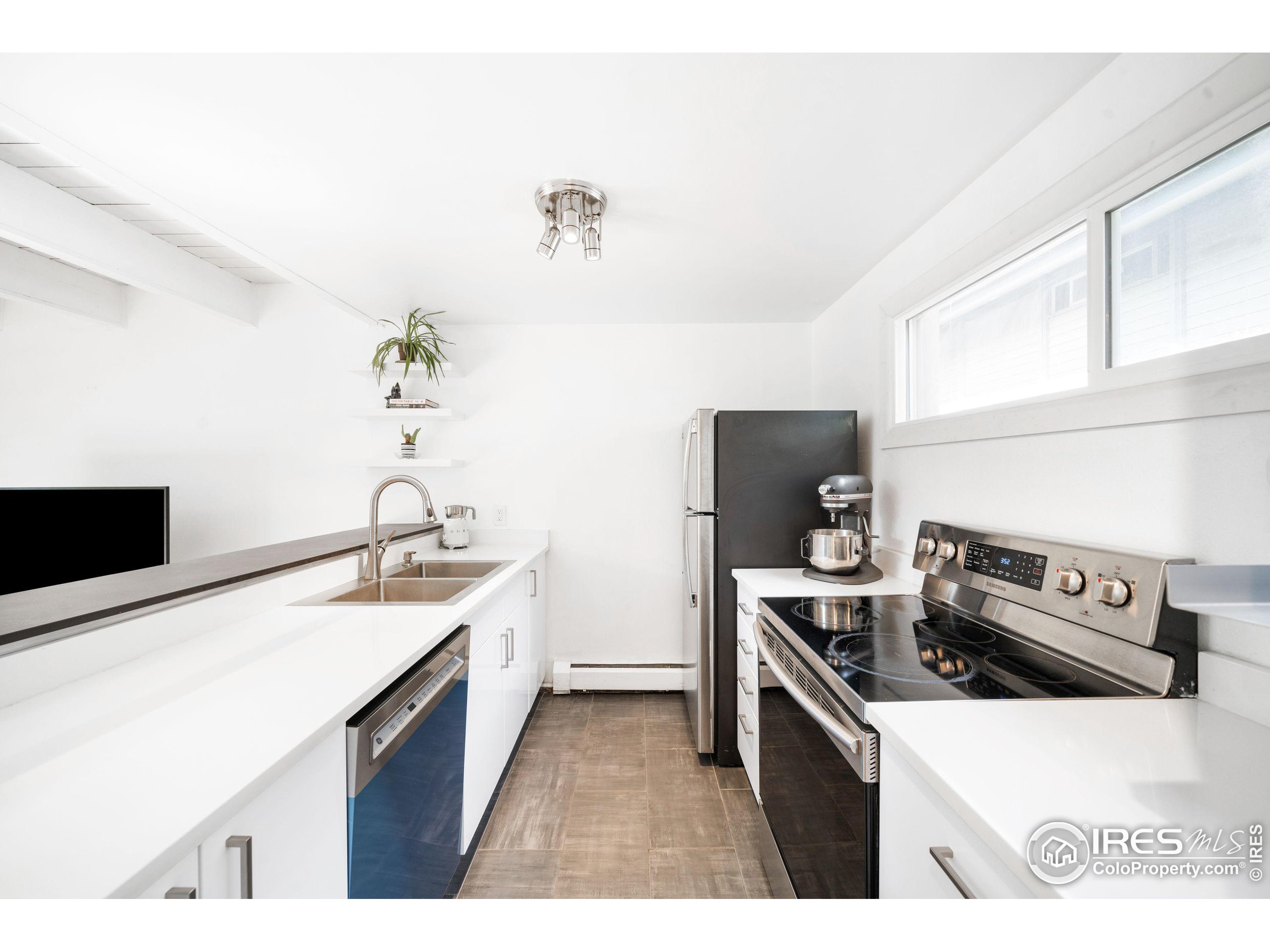 1842 Canyon Blvd 211