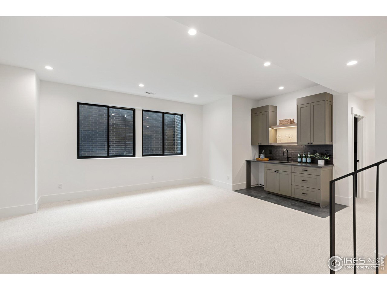1223 Main St