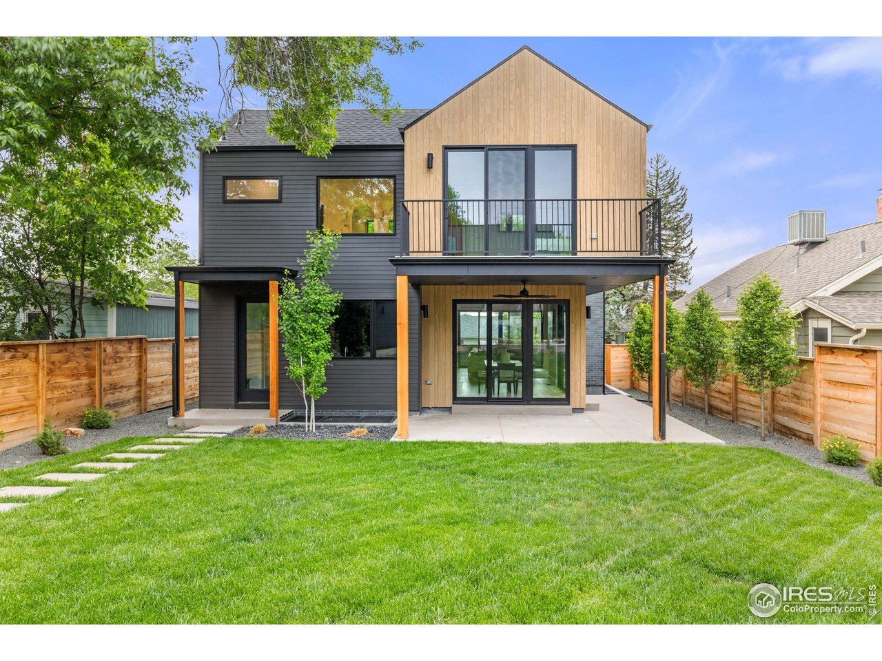 1223 Main St
