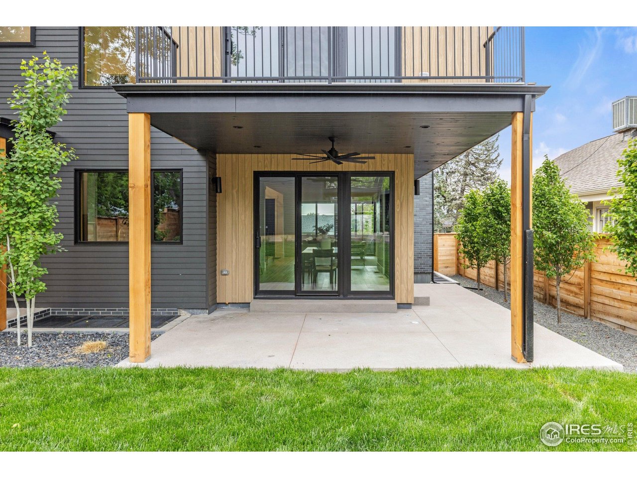 1223 Main St