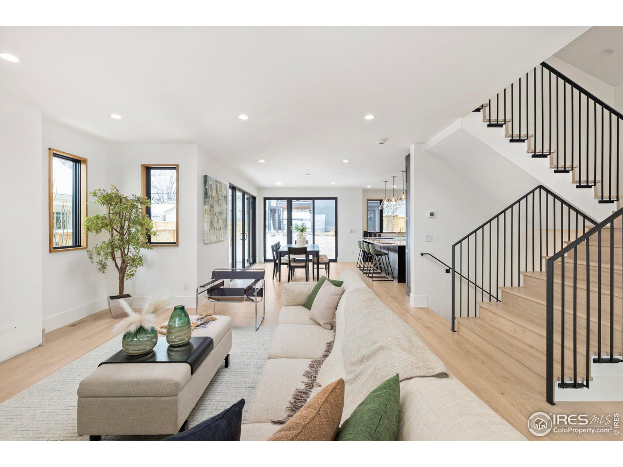 1223 Main St