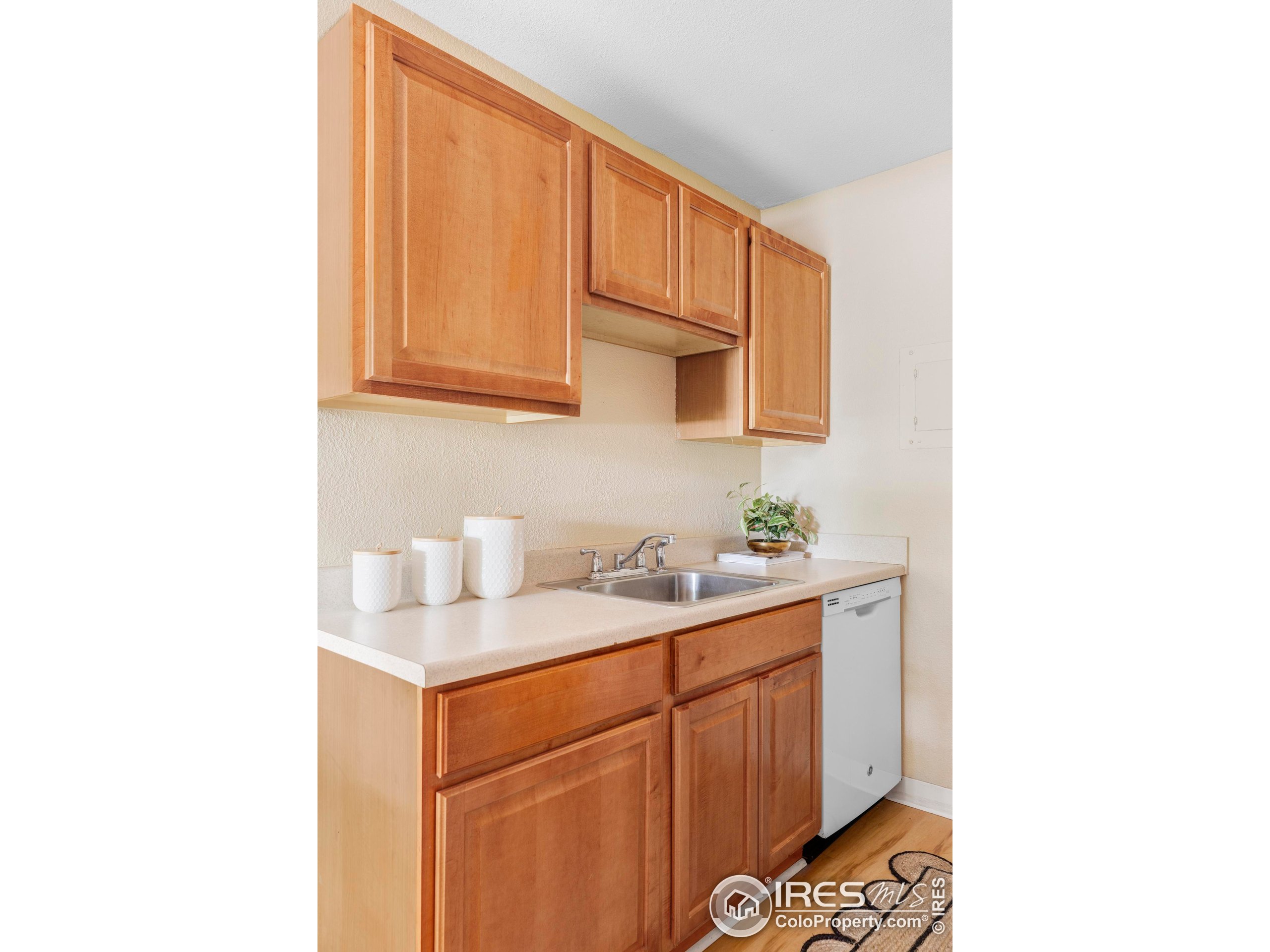 3393 Madison Ave W-128