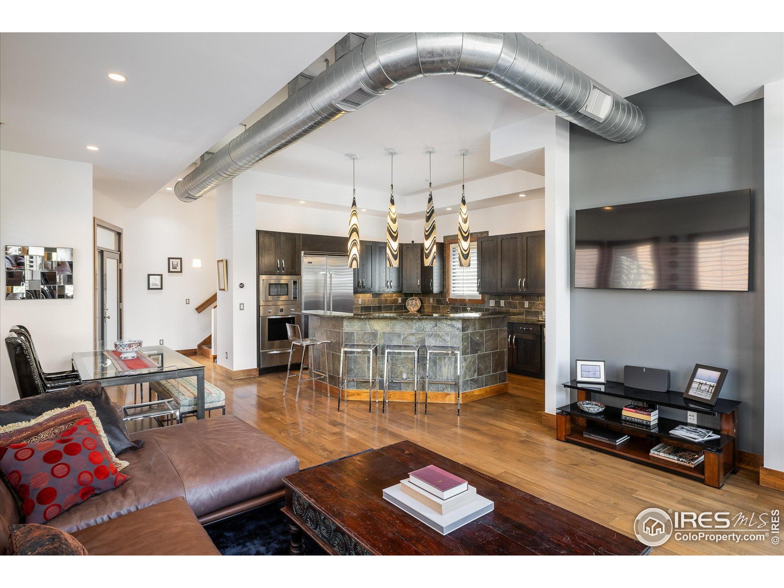 820 Pearl St E