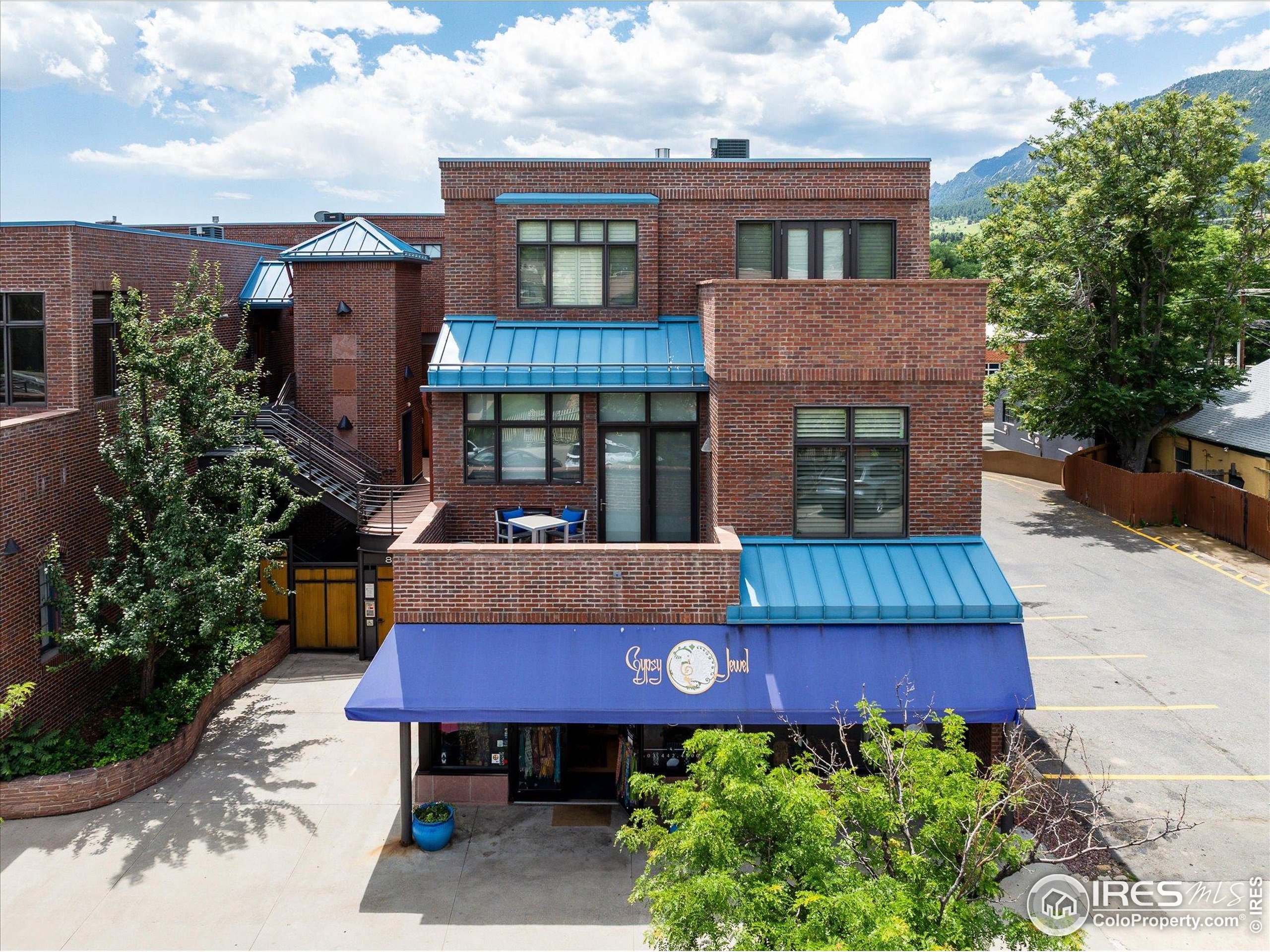 820 Pearl St E