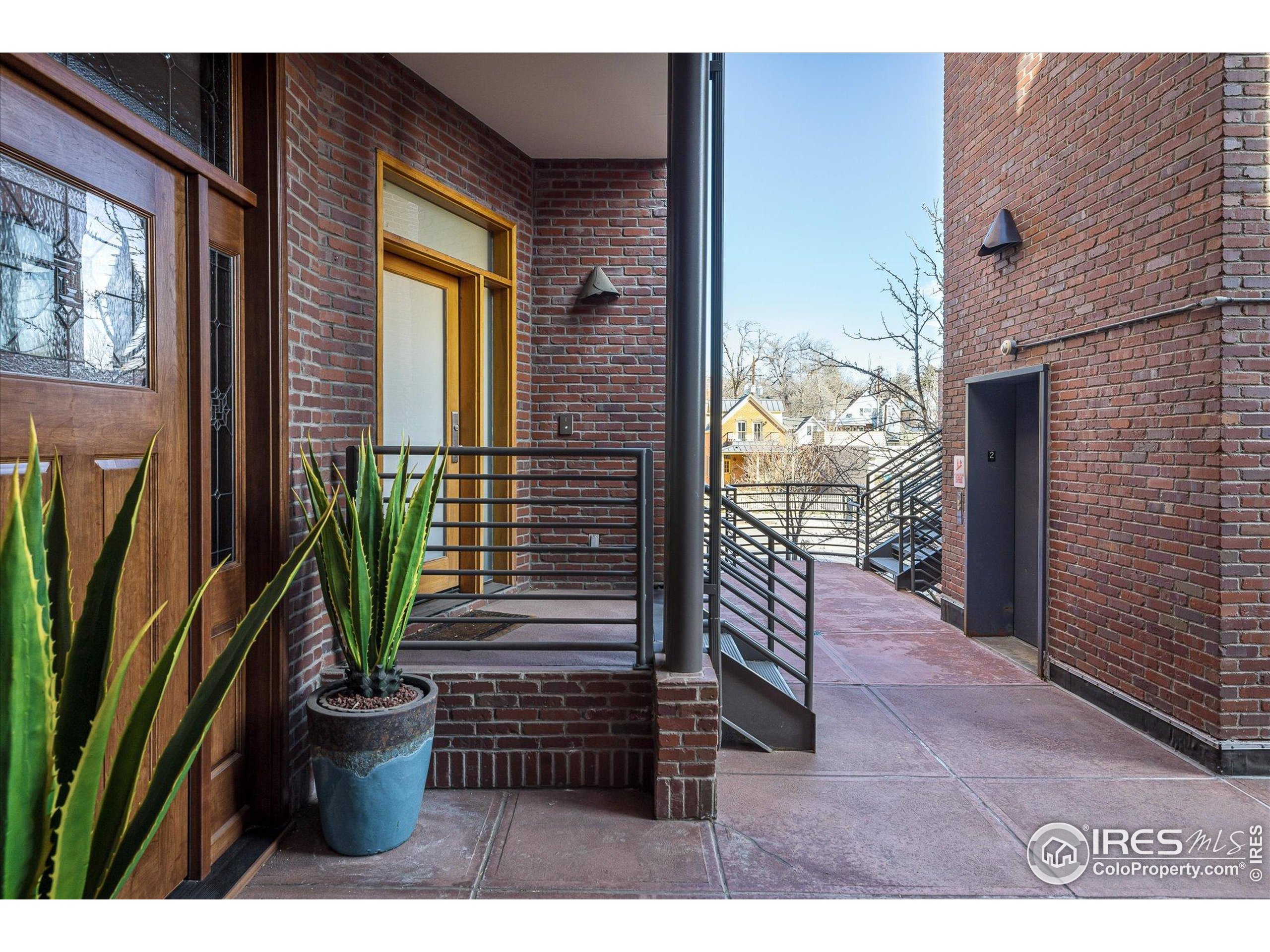 820 Pearl St E