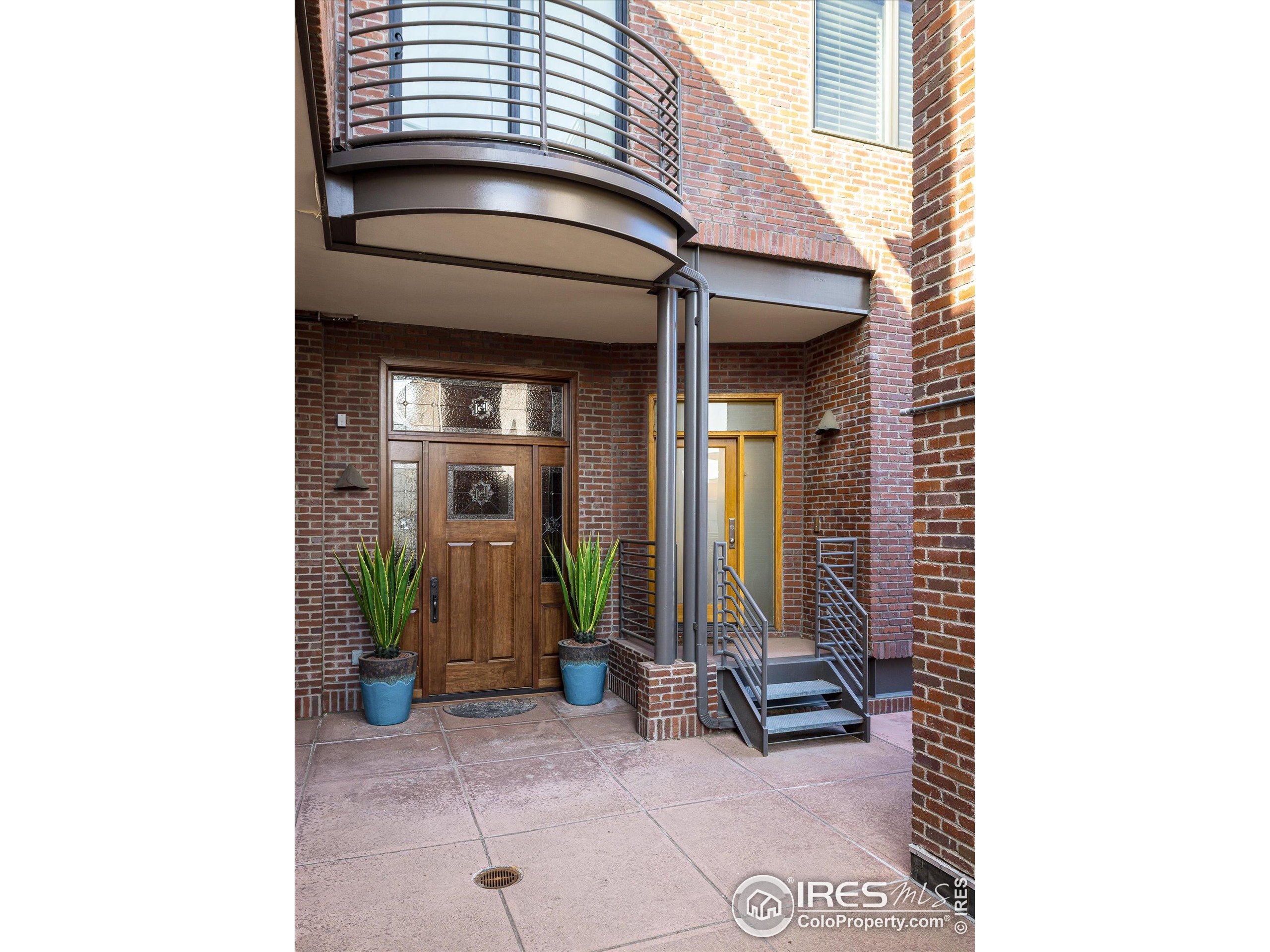 820 Pearl St E