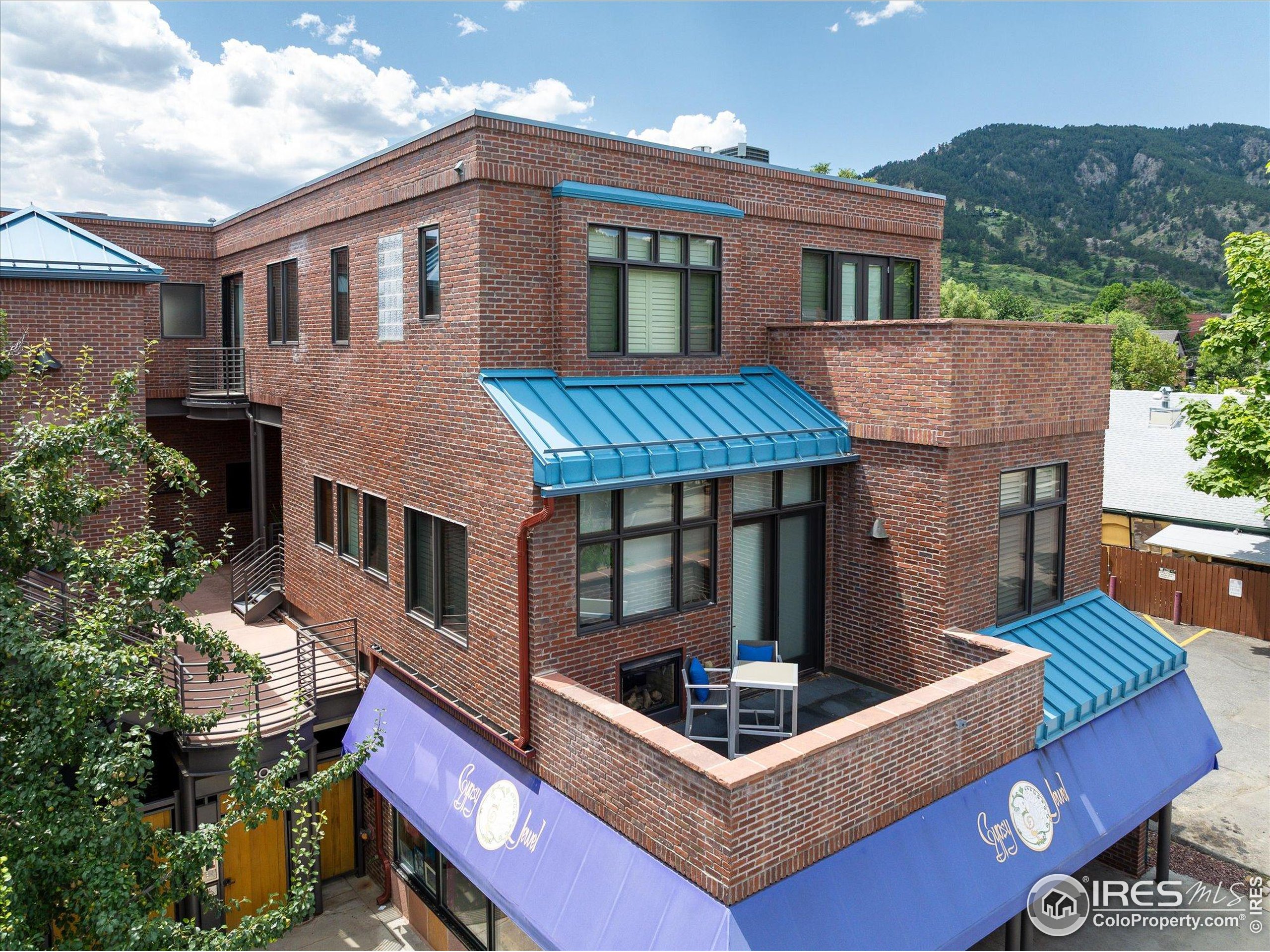 820 Pearl St E
