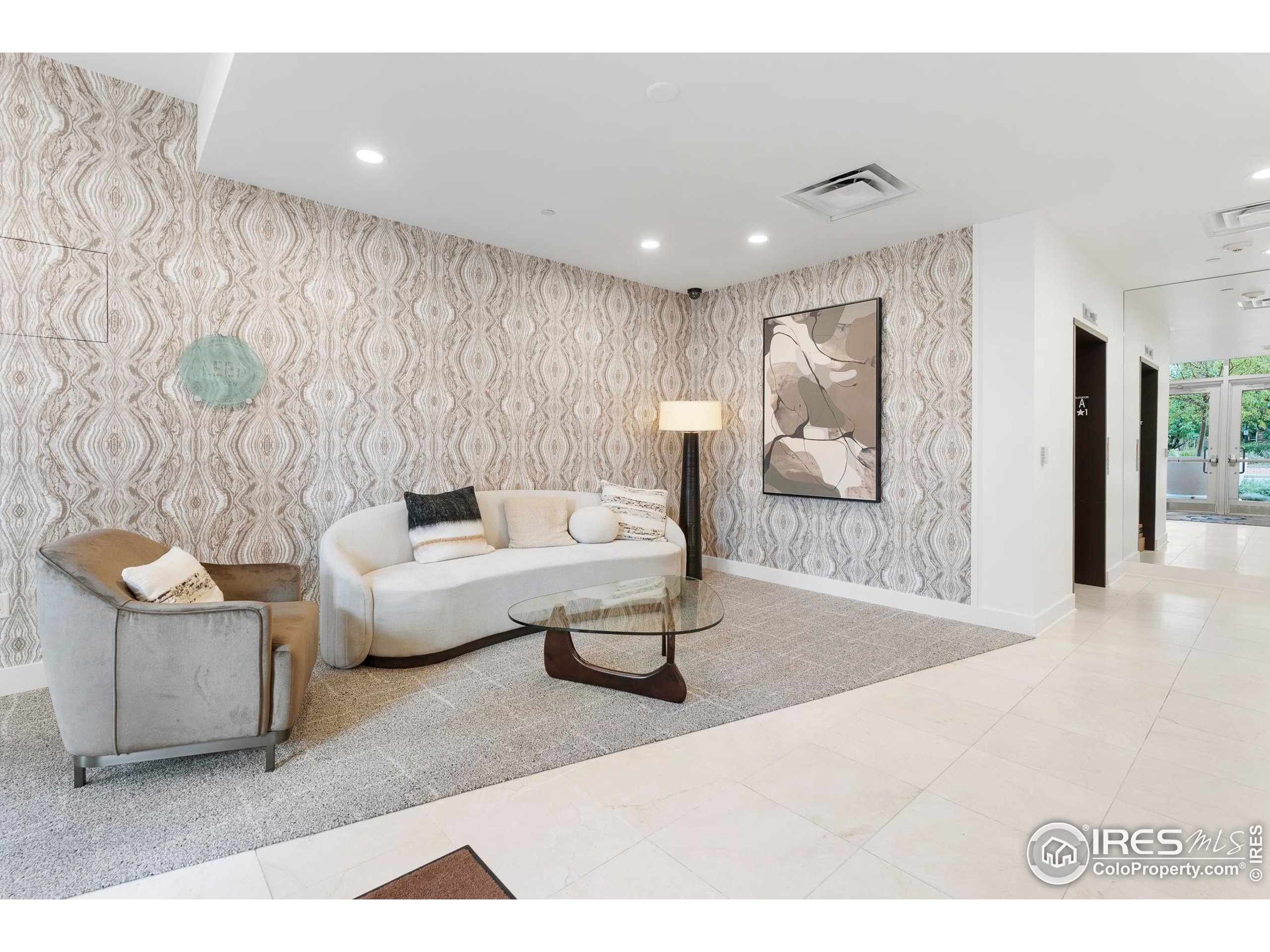 1155 Canyon Blvd 207