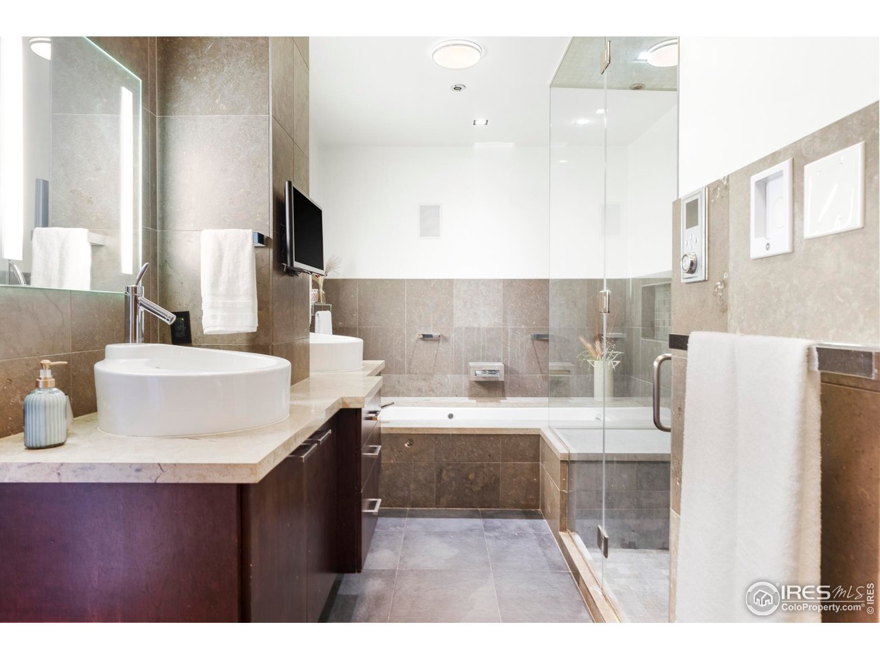 1155 Canyon Blvd 207