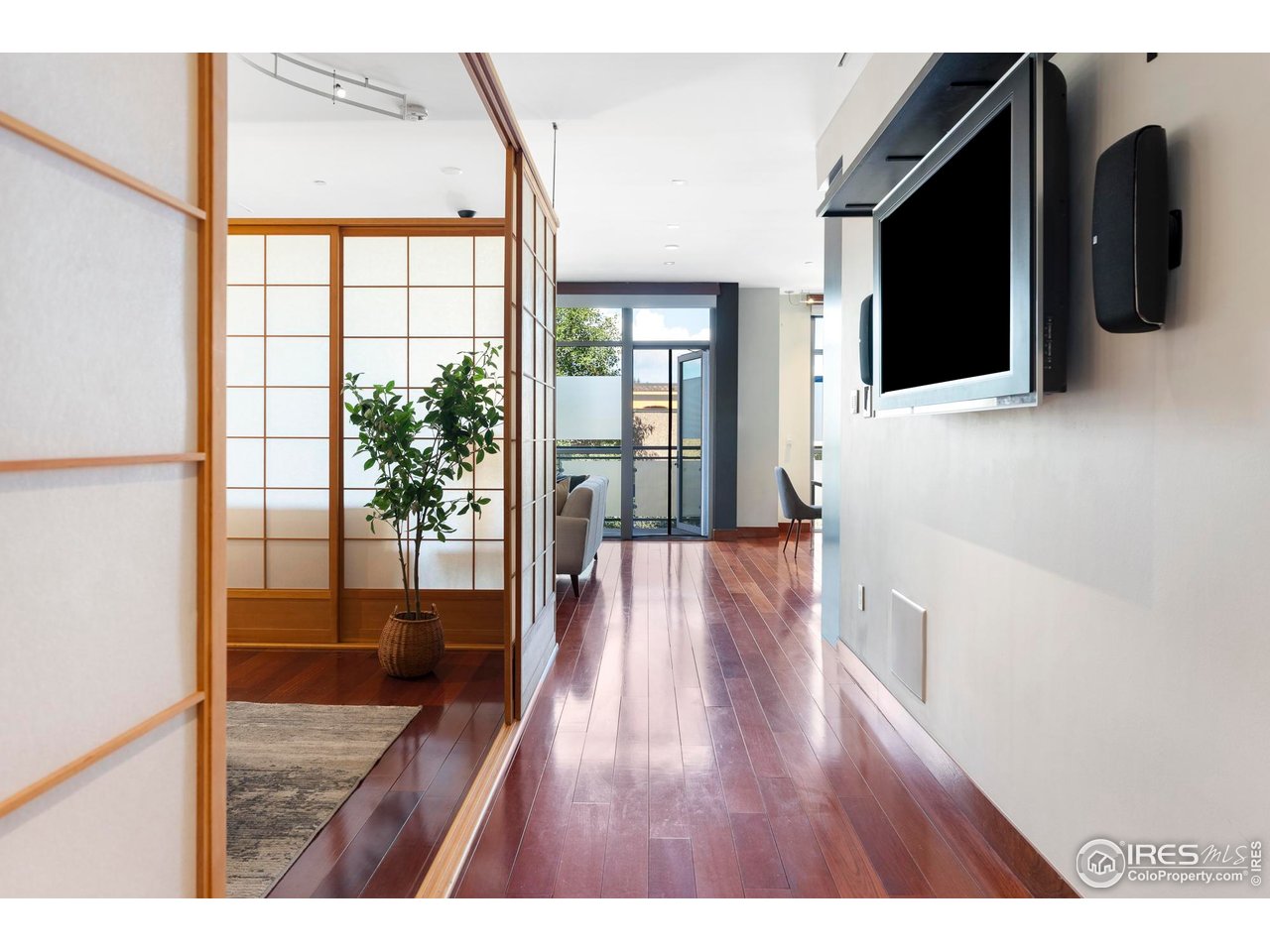 1155 Canyon Blvd 207