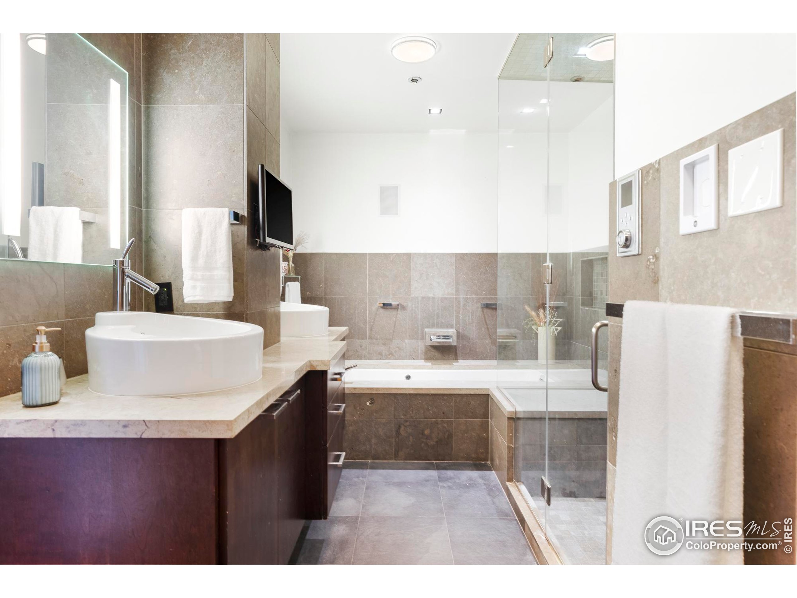 1155 Canyon Blvd 207