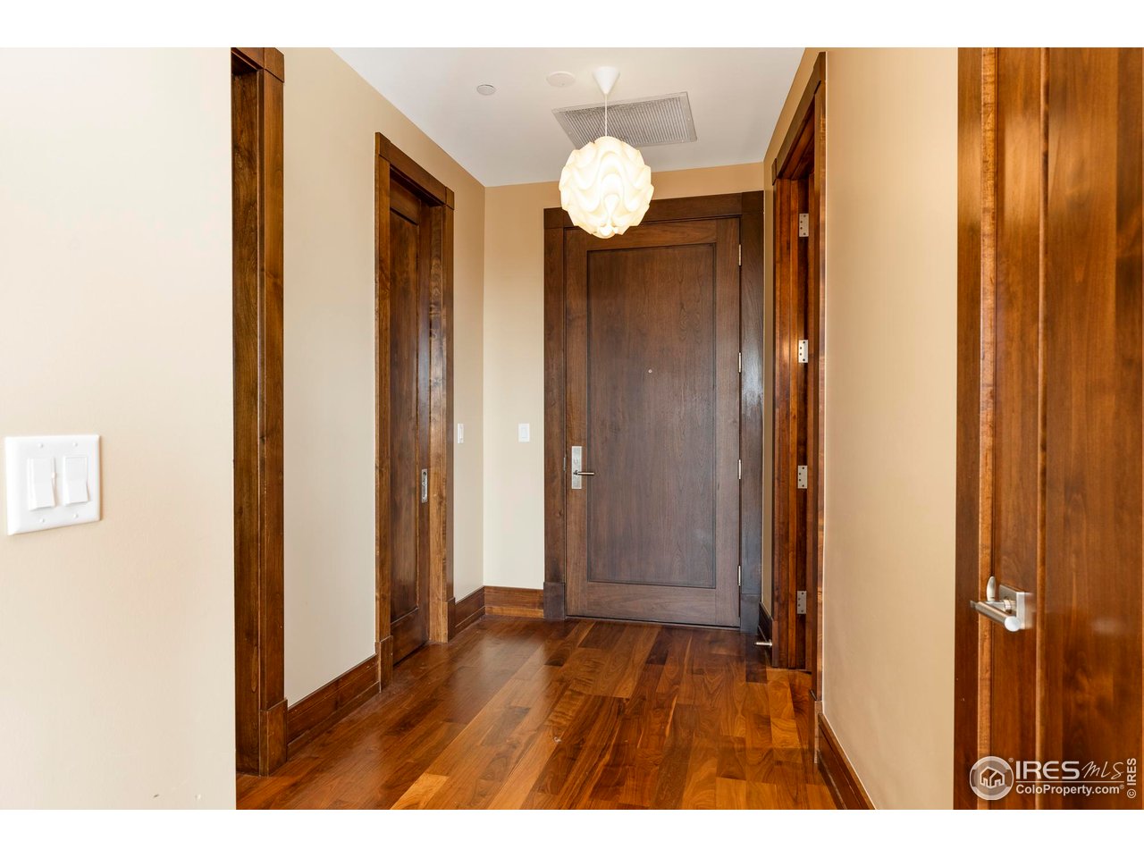 1077 Canyon Blvd 304