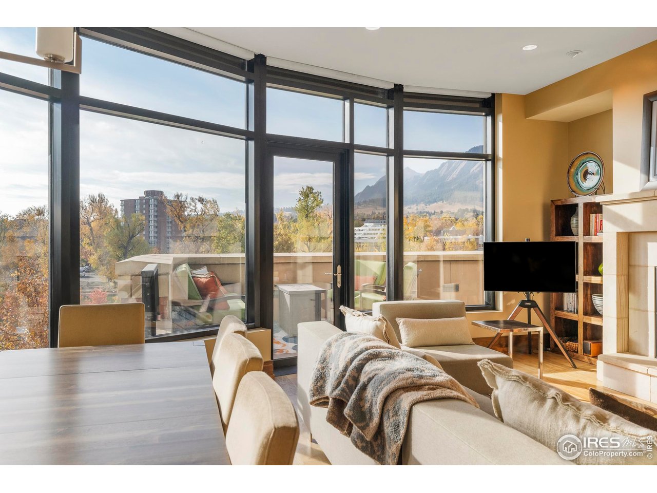 1077 Canyon Blvd 304