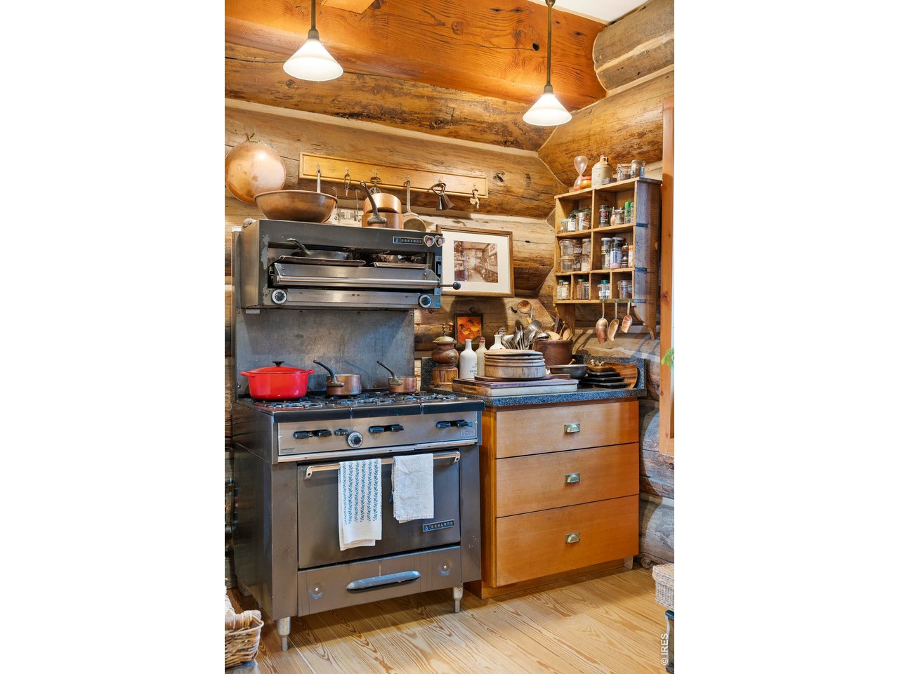 1050 Pine Gold Hill St