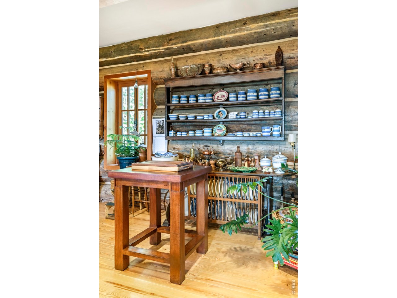 1050 Pine Gold Hill St