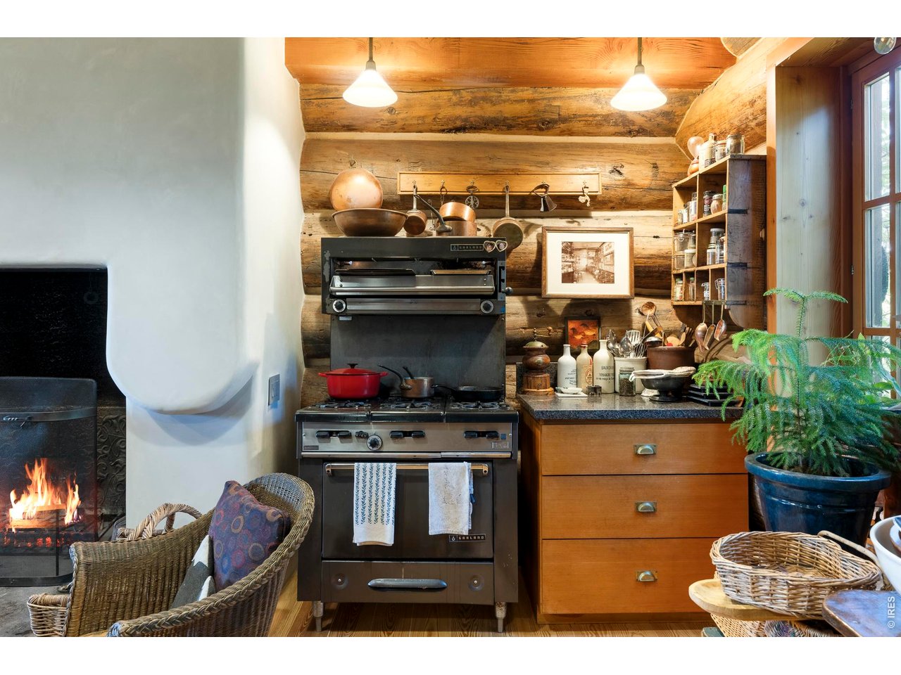 1050 Pine Gold Hill St