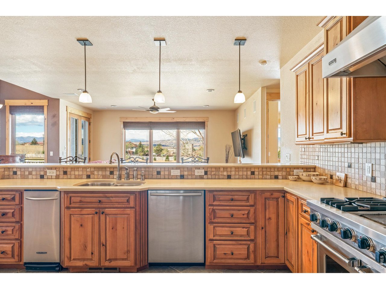 3032 Center Ridge Dr
