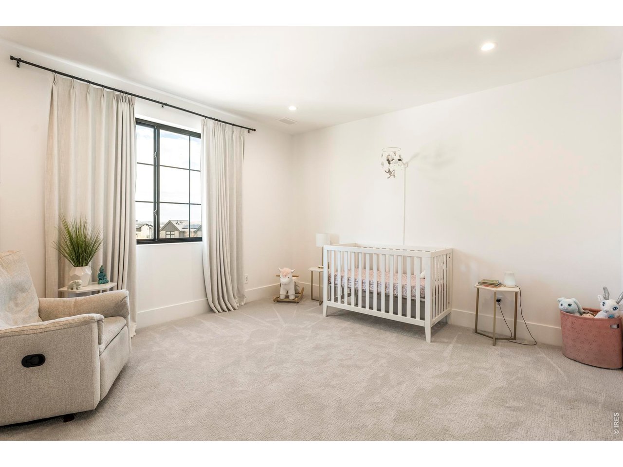 908 Pikes Peak Ln