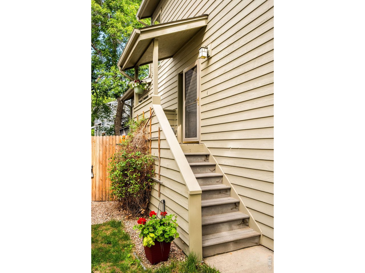 77 Genesee Ct