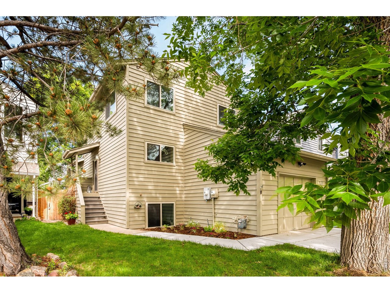 77 Genesee Ct