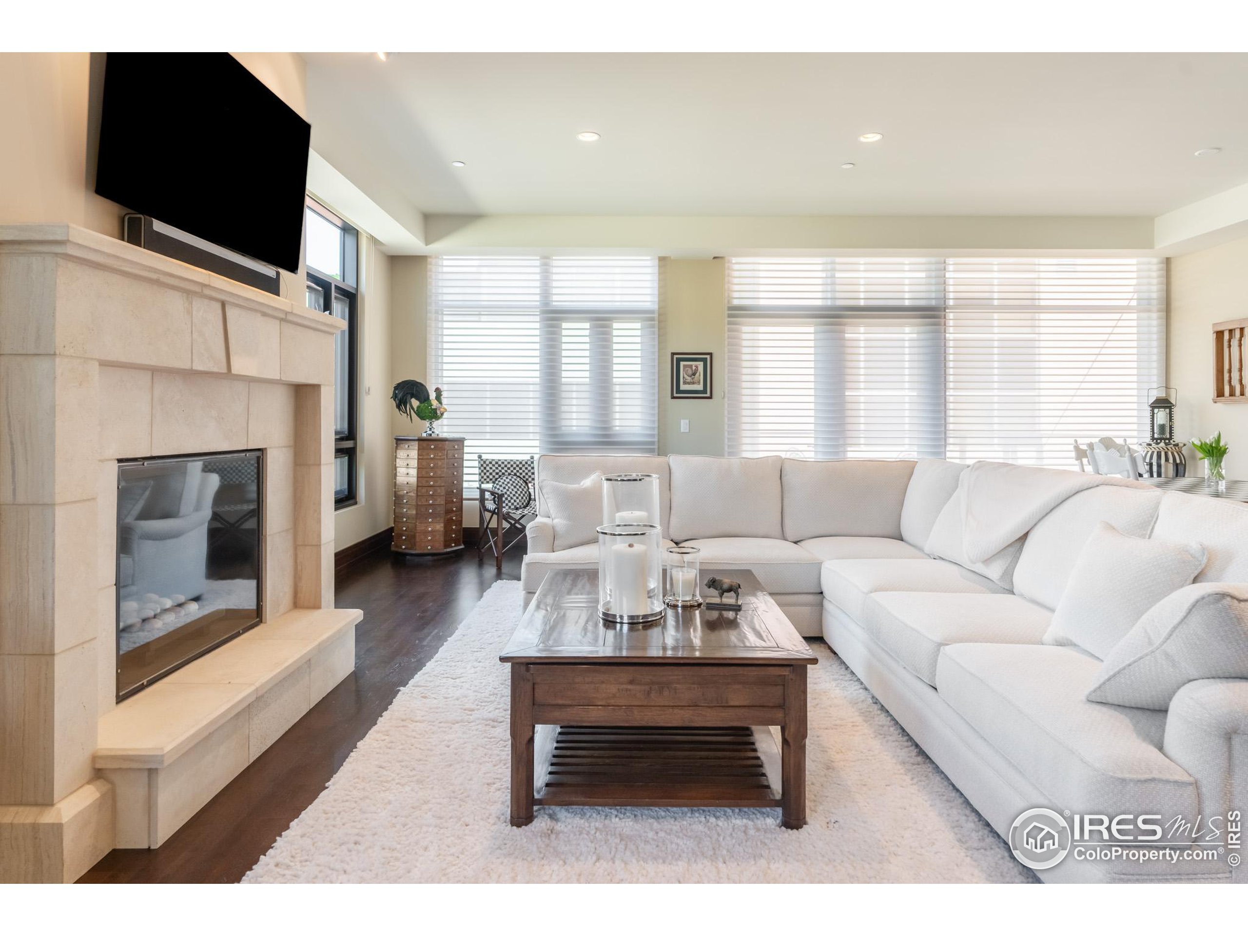 1077 Canyon Blvd Unit: 201