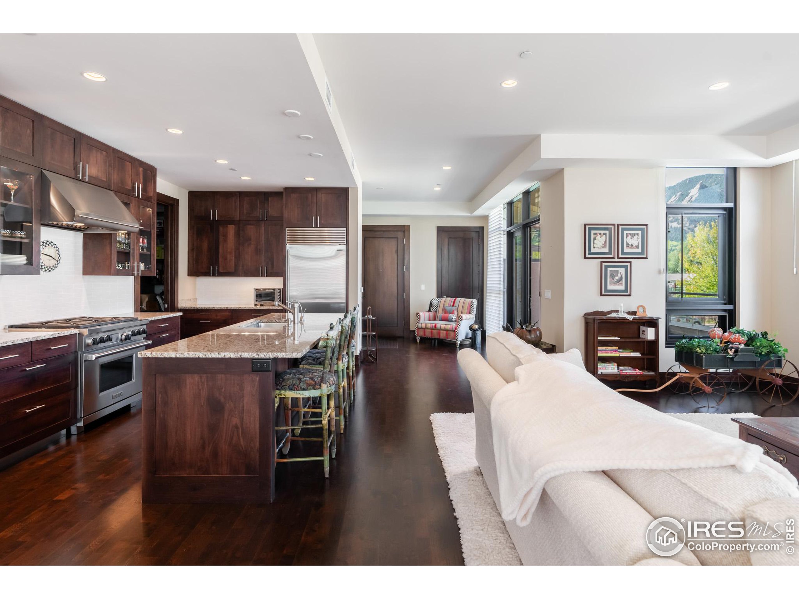 1077 Canyon Blvd Unit: 201