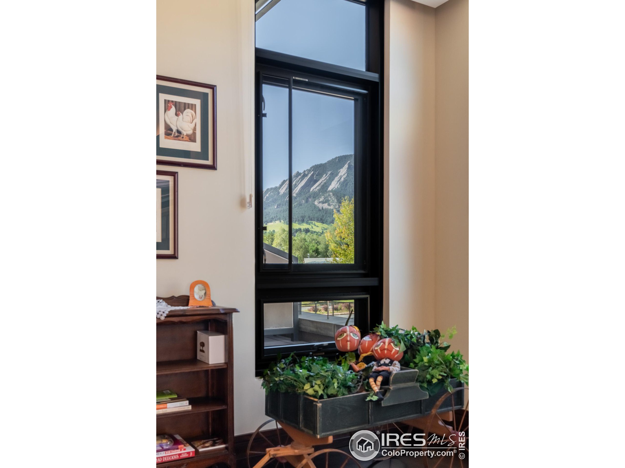 1077 Canyon Blvd Unit: 201