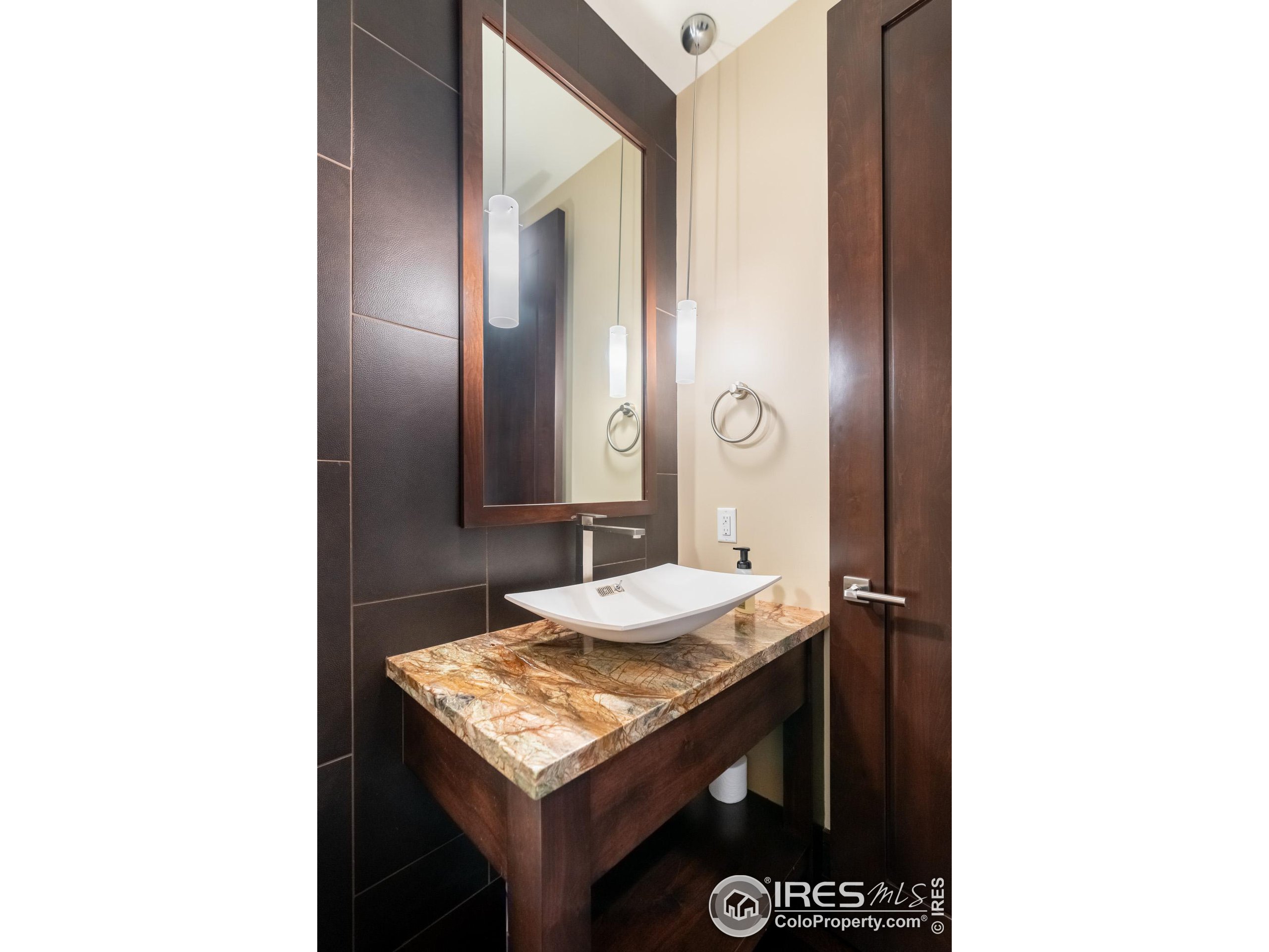 1077 Canyon Blvd Unit: 201