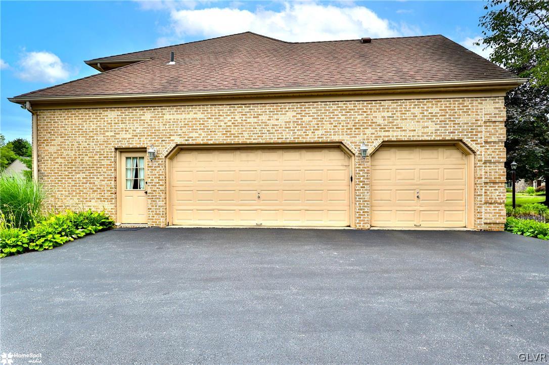 2717 Kingsbridge Lane