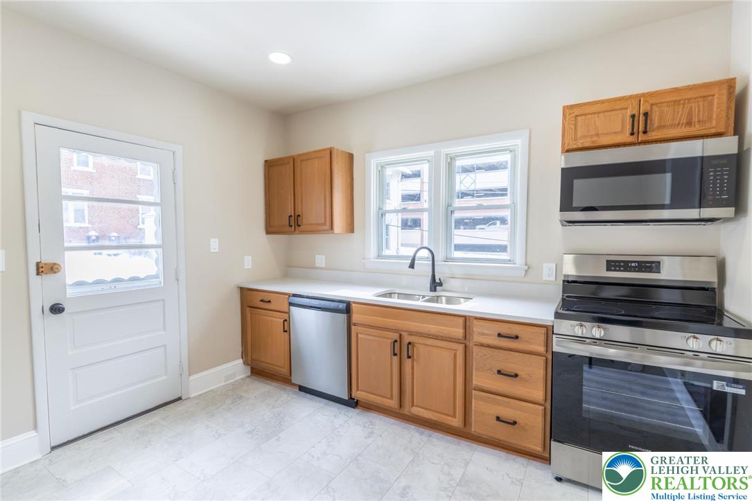 706 Main Street 2