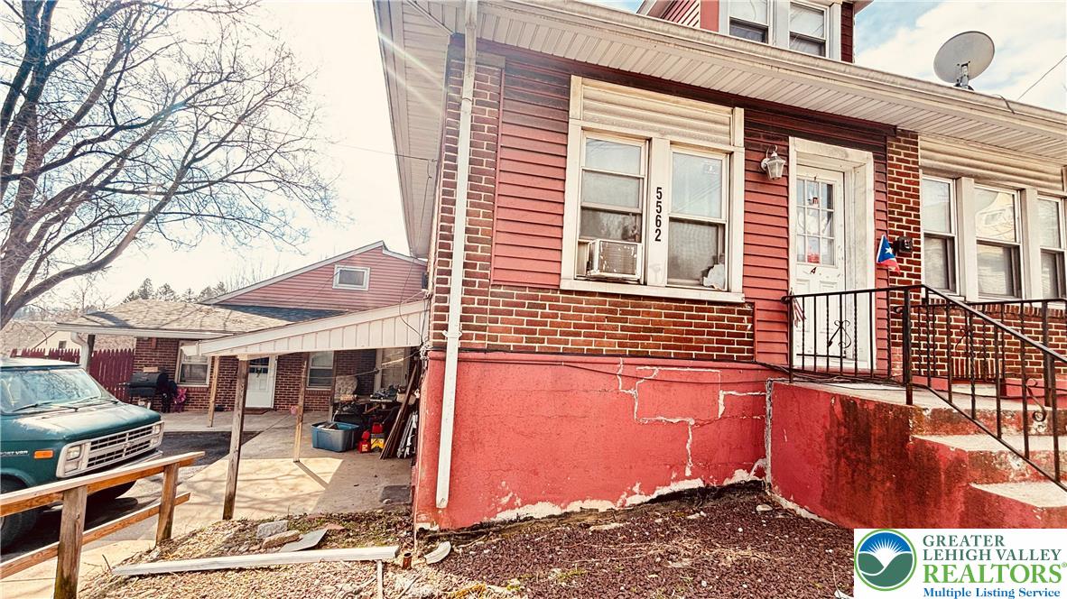 5562 Main Street 3