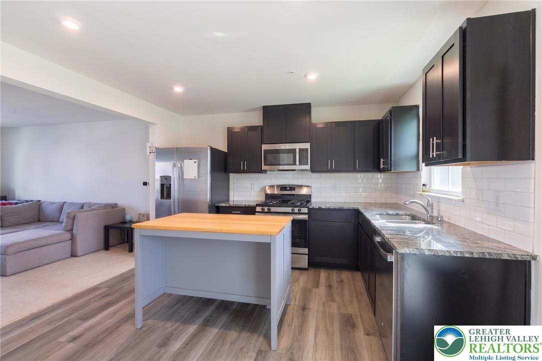 2126 Cross Country Road
