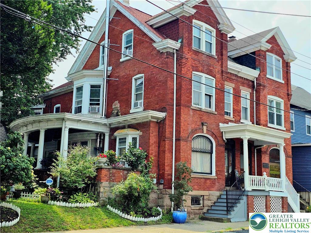 752 Walnut Avenue