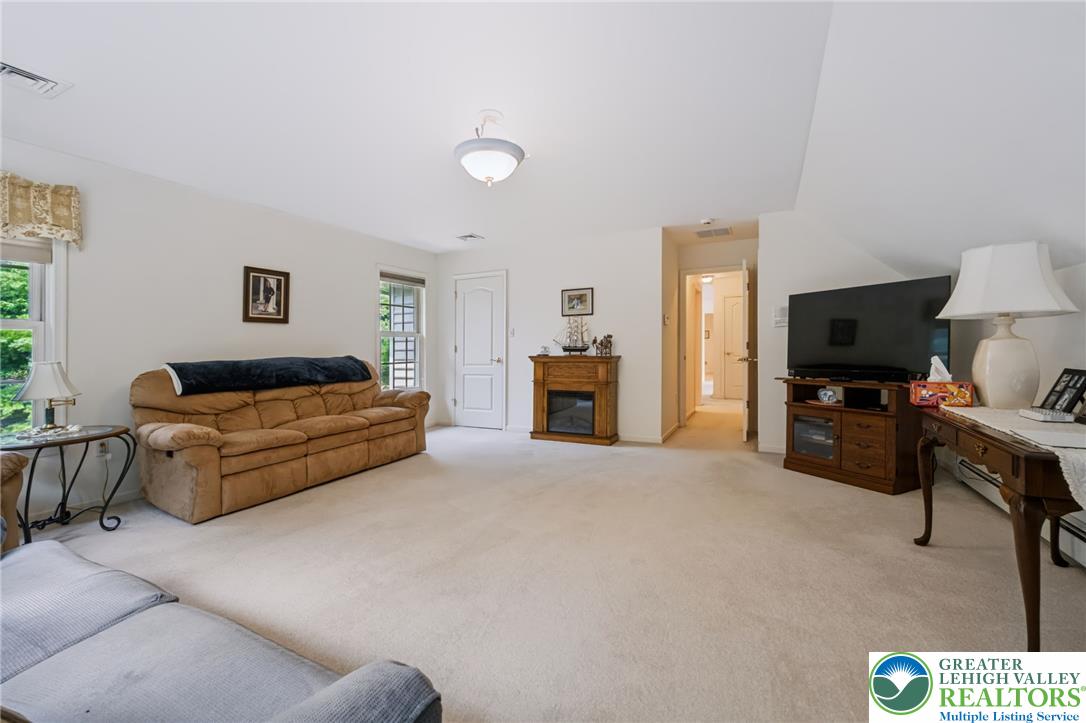 910 La Montage Drive