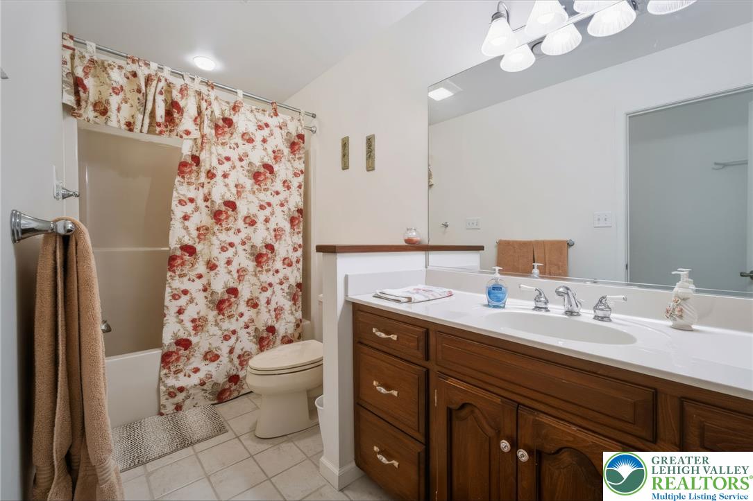 910 La Montage Drive