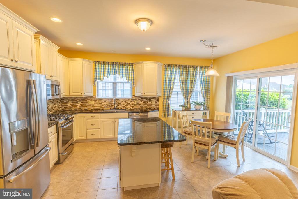 1166 CREEKSIDE LANE