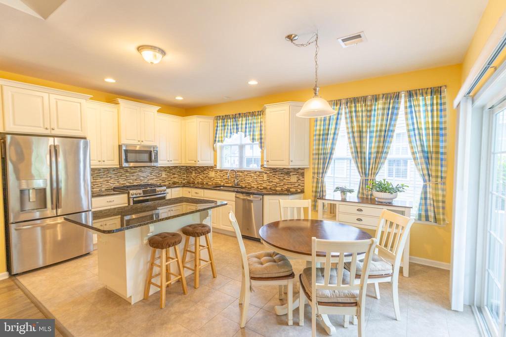 1166 CREEKSIDE LANE