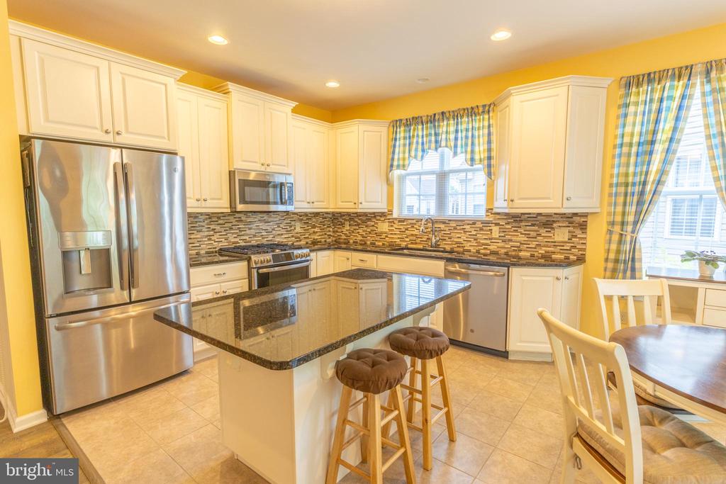 1166 CREEKSIDE LANE