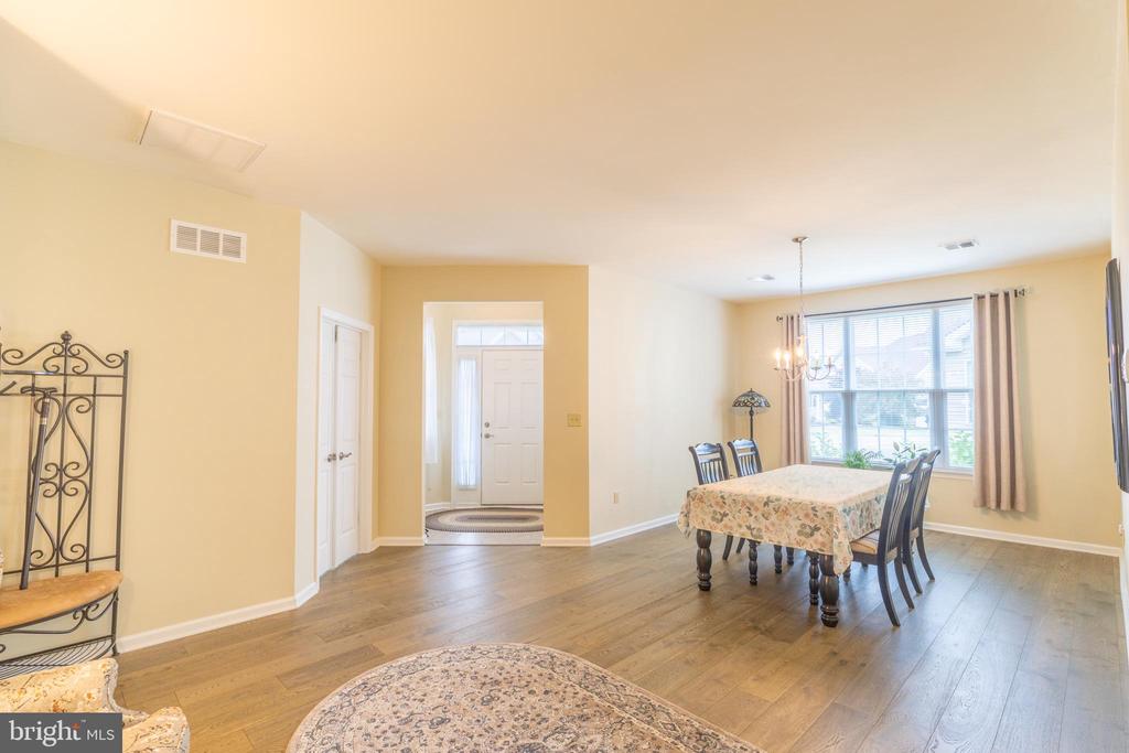 1166 CREEKSIDE LANE