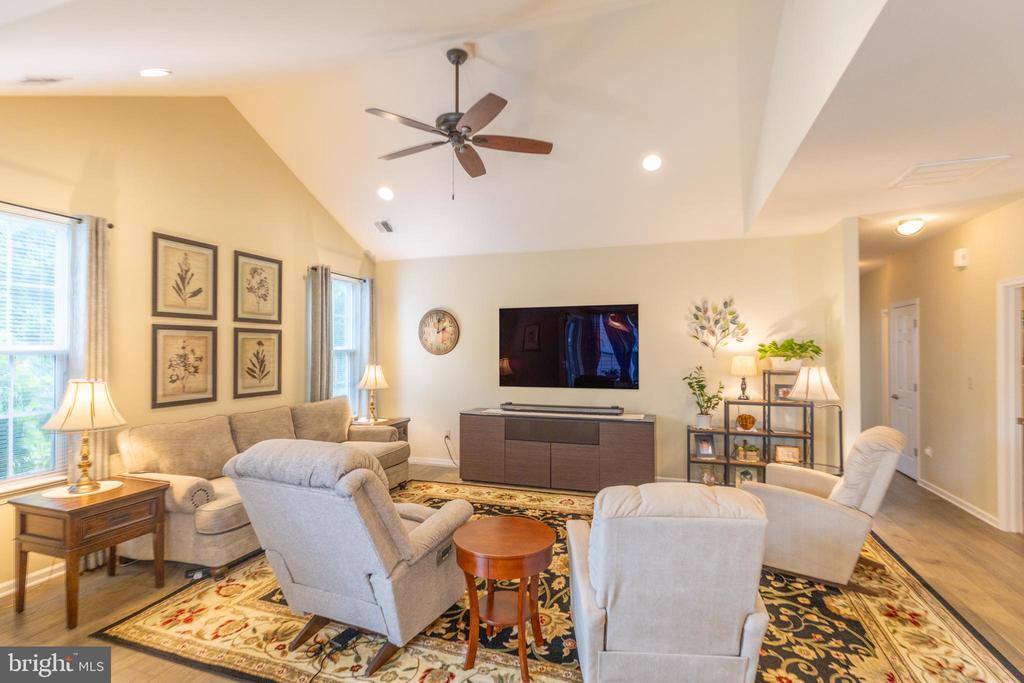 1166 CREEKSIDE LANE