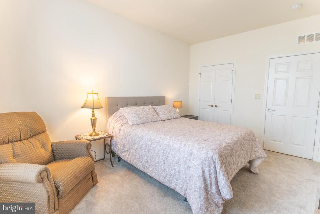 1166 CREEKSIDE LANE