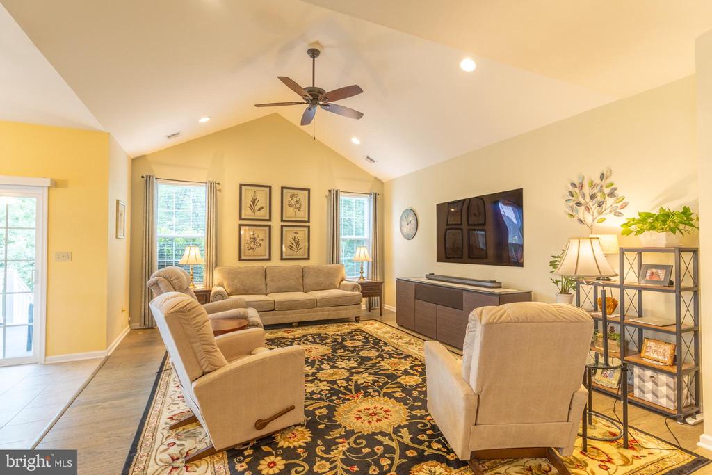 1166 CREEKSIDE LANE